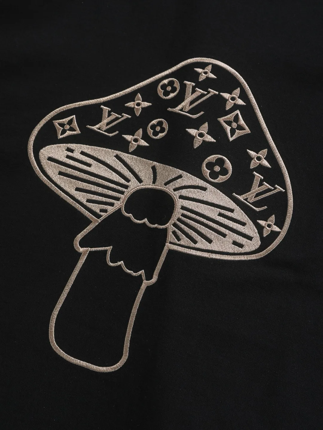 🅿️190 Louis Vuitton 1V LV micro-wide version S-XL LV 26ss new products are available at the counter simultaneously. Multiple craftsmanship. Mushroom on the chest🍄 intarsia🪡 embroidered logo. Round neck short-sleeved T-shirt, same style for men and women! Consigned to one-to-one creation. Synchronized with the official website, pure cotton fabrics at the counter! It is close to the skin and comfortable, durable and easy to wear. It has a classic and simple logo design and meticulous original craftsmanship. Short-sleeves, a must-have item for men, do not appear to be the same for the general public, but must be unique and eye-catching. This LV short-sleeve is all about quality, comfort, the same shape and fashion as always, including fabrics and cutting techniques. All of them have been made with great effort! 320 grams of washed pure cotton fabric, pure cotton is breathable, very refreshing and comfortable for daily wear. The rib knitting on the neckline is smooth and tight, and the neckline will not be skewed if you toss it at will. The loose version, you will find that it looks really good on the upper body. The overall is minimalist and neat, super versatile for daily use! Pair it casually with a pair of pants for a youthful look. A T-shirt will make your outfit crazy. It is a fashionable item that can never go wrong! Color: Black White Size: S-XL Size chart: S: Shoulder width 45.5-Bust 52-Length 70 M: Shoulder width 47-Bust 54-Length 72 L: Shoulder width 48.5-Bust 56-Length 74 XL: Shoulder width 50-Bust 58-Length 76
